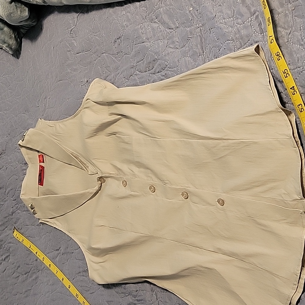 Ny &Co xs button down sleevless shirt with collar epilets for detail size xs.